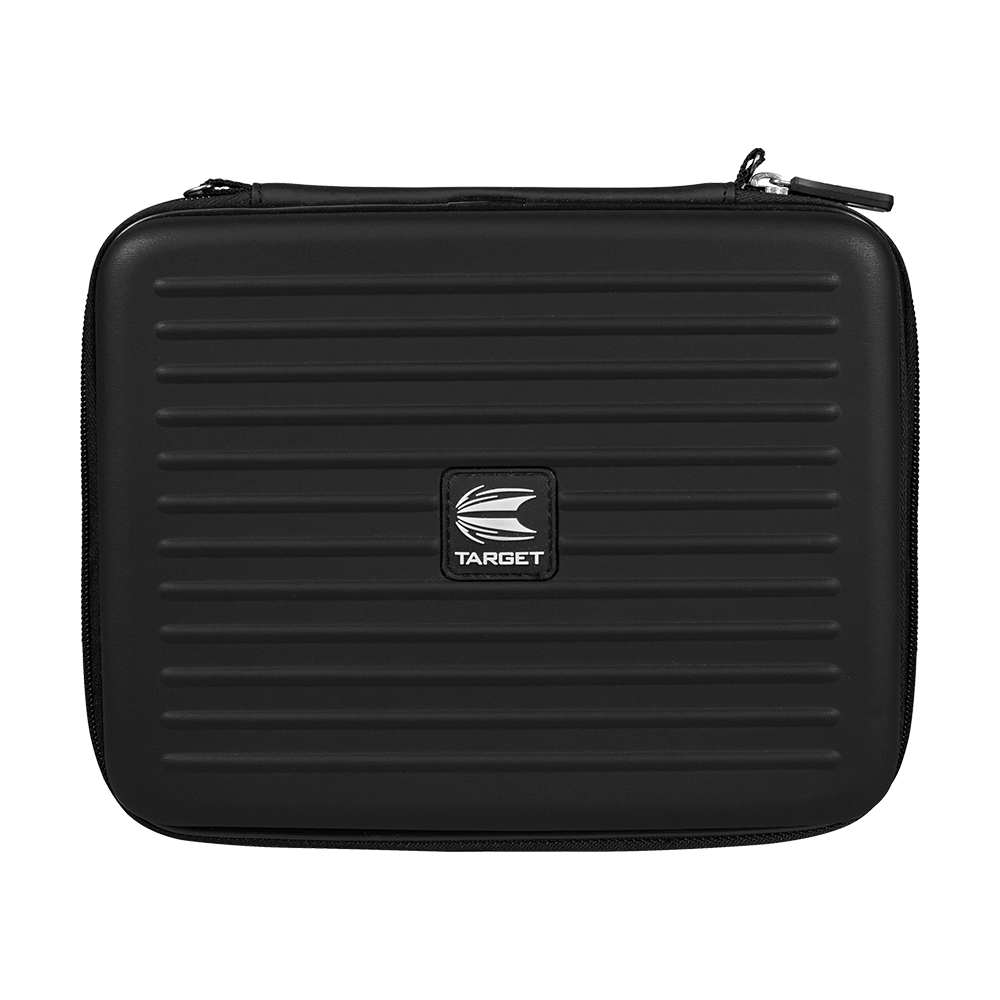 Dies ist ein schwarzes Dart-Etui mit dem Namen „Target Takoma Home Dartwallet“. Es hat eine gerippte Oberfläche und ein zentrales Target-Logo auf der Vorderseite.